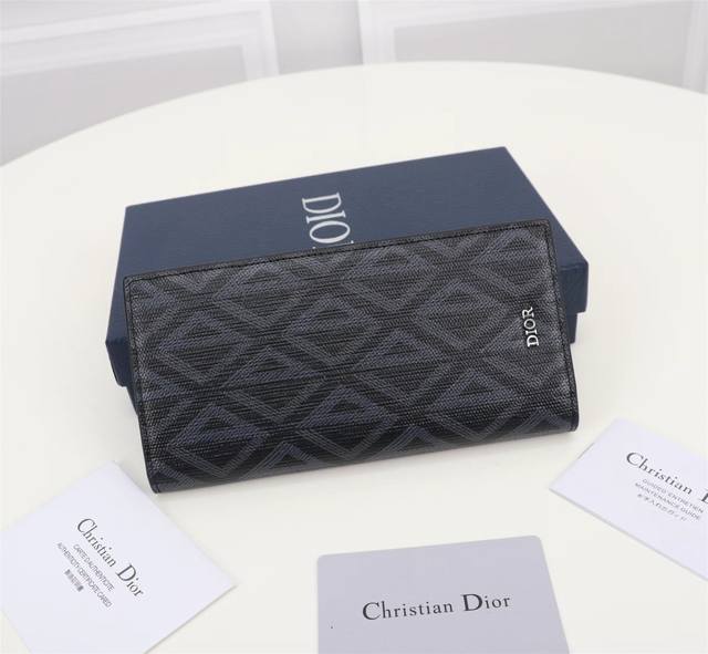 Dior 男士西装夹夹 黑色cd Diamond图案帆布精心制作 提升格调 黑色光滑牛皮 竖版双折款式 内置16个卡位4个现金隔层和一个拉链硬币隔层 内含防尘袋