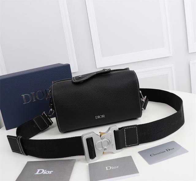 这款 Dior Lingot 22 手袋是本季新品 别具一格的实用设计 彰显 Dior 的现代风范 结构层次分明 采用米色和黑色 Oblique 印花面料精心制