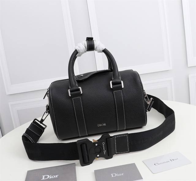 这款 Dior Lingot 26 手袋是本季新品 实用而优雅 别具一格 采用米色和黑色 Oblique 印花面料精心制作 搭配黑色粒面牛皮革细节提升格调 正面