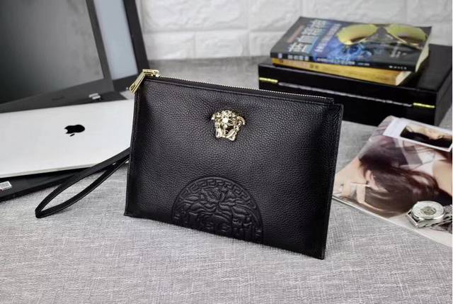 经典荔枝纹 范思哲 Versace 产品规格 W28Xh18 产品材质 原版进口牛皮 不是头层不要钱 产品详情 黑色 进口专利内里布 产品型号 8021 配专柜