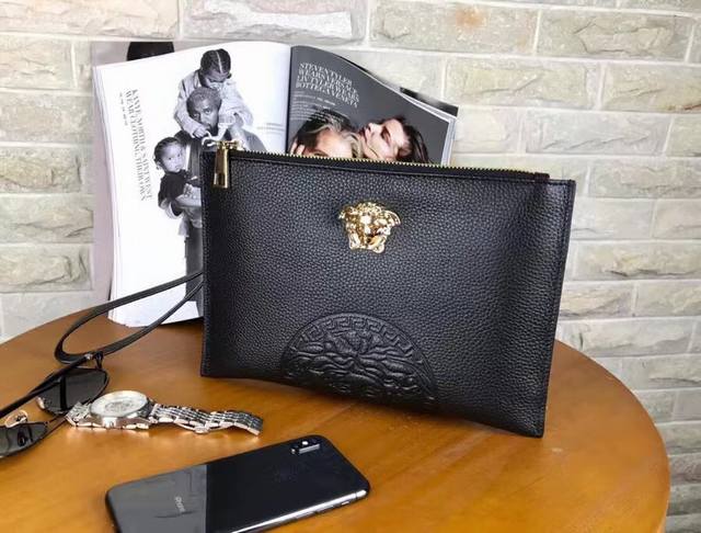 经典荔枝纹 范思哲 Versace 产品规格 W28Xh18 产品材质 原版进口牛皮 不是头层不要钱 产品详情 黑色 进口专利内里布 产品型号 8021 配专柜