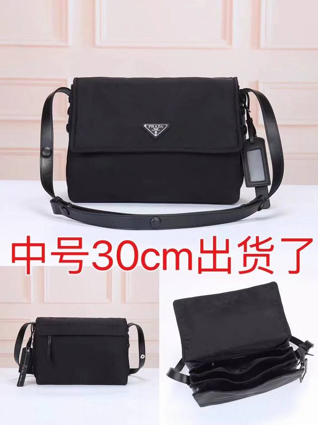 Prada-普拉达最新款斜挎包 中号官网同步 采用原版进口防水布料配原版五金 做工细节精致 手感舒服 代工 原版品质尺寸 30 2 12Cm