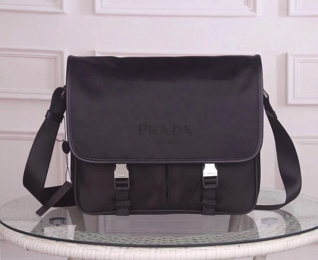 Prada-普拉达斜挎包官网同步 采用原版进口防水布料配原版五金 做工细节精致 手感舒服 代工 原版品质尺寸 32.24.12Cm