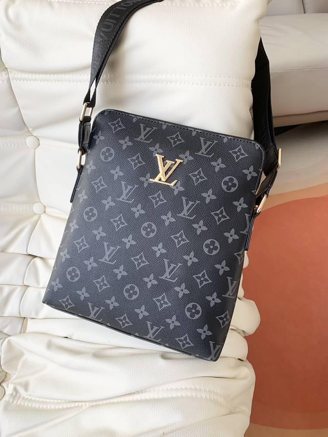 Lv9825-1#男士上品 公文包手提斜挎包热销爆款 请认准皮质和细节 高端大气上档次原版质量原版牛皮搭配专属老花pvc 和高档进口五金 皮质 柔软 手感超好