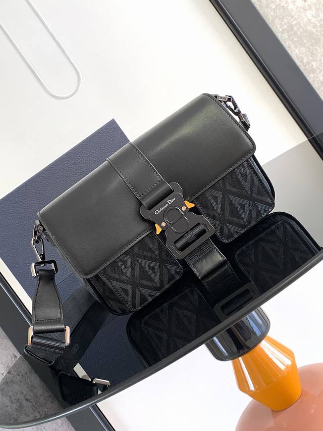 顶级原单 这款 Dior Hit The Road 手袋搭配肩带 是本季新品 将现代风格与 Dior 的高订精神融为一体 采用黑色 Cd Diamond 图案帆