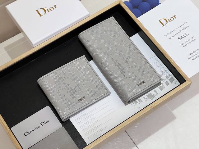 品牌 Dior 短0193 长0194 颜色 浅蓝色p长 短 尺寸 11*10* 1 * * 说明: Dior专柜秋冬新款火爆登场 官网同步 精湛手工制作 实物