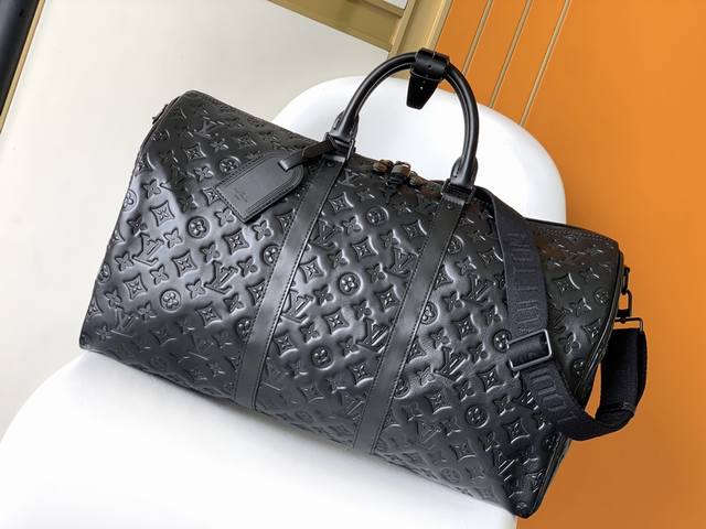 M44 新版本 顶级原单本款 Keepall Bandouli re 50 旅行袋为 Monogram Shadow 皮革铺陈全幅 Monogram 压纹 搭配