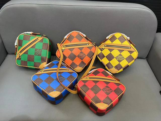 Louisvuitton 路易威登 菲董tyler 联名 Chess棋盘格方块单肩斜挎包 采用精湛镶嵌细工 实物拍摄 原厂原版面料 配送 防尘袋 26 X 26