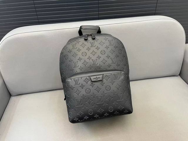 Louisvuitton 路易威登 Discovery 印花双肩包 大容量背包 男女通用 采用精湛镶嵌细工 经典百搭 实物拍摄 原厂原版面料 M30 配送防尘袋