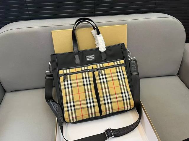 Burberry 巴宝莉 新款印花公文包 男士斜挎手提包 电脑包 经典复刻设计 采用精湛镶嵌细工 实物拍摄 原厂原版面料 配送防尘布袋 36 X 33Cm