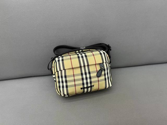 Burberry 巴宝莉 男士单肩包 男包 斜挎包 采用精湛镶嵌细工 经典百搭 实物拍摄 原厂原版面料 高端品质 配送防尘袋 礼盒 23 X 16 Cm