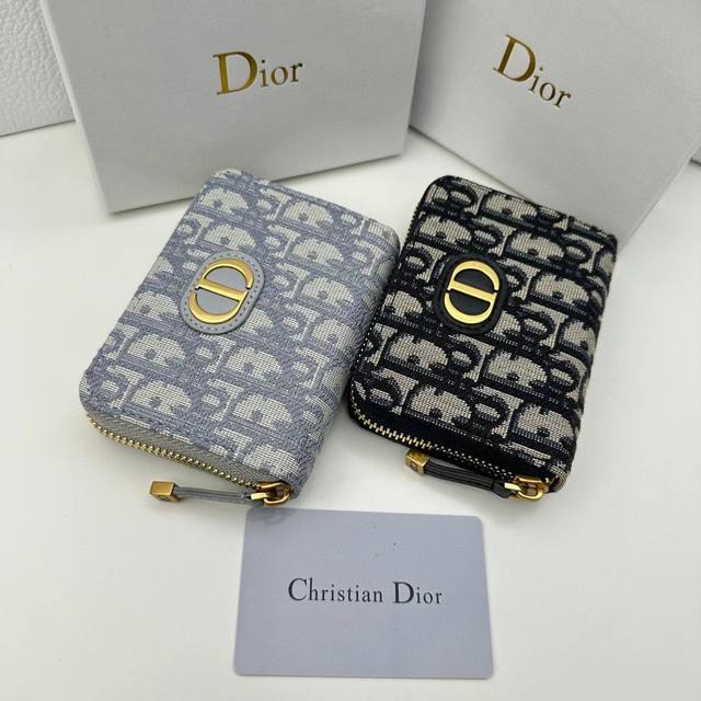 D07颜色 宝蓝 灰色尺寸 12*8.5 Dior 专柜最新款出货 Dior Oblique提花帆布钱包 点缀蓝色小母牛皮细节 复古金色金属配饰