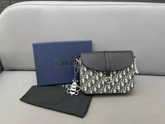 Dior 迪奥 带蜜蜂 牛仔布翻盖邮差包 单肩斜挎背包 男女通用 明星单品 采用精湛镶嵌细工 经典百搭 实物拍摄 原厂原版面料 配送防尘袋 20 X 27Cm