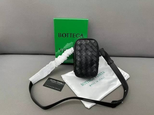 Bottega Veneta 葆蝶家 手工编织男士手机包 单肩包 斜挎包 采用精湛镶嵌细工 经典百搭 实物拍摄 原厂原版面料 配送防尘袋 礼盒 18 X 10 - 点击图像关闭