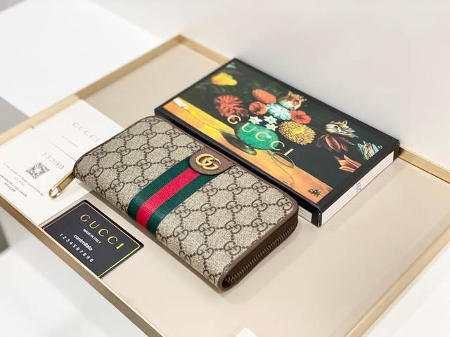 Guccl 557696颜色 咖啡尺寸 19X11 Gucci 专柜最新款出货 采用里外头层小牛皮 做工精致 超多卡位 超薄款设计 携带方便