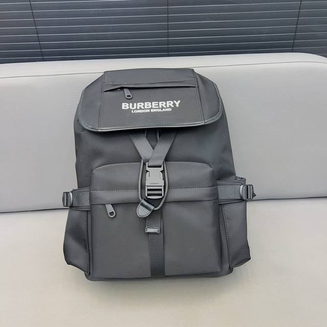 Burberry 巴宝莉 Vintage尼龙布翻盖双肩包 大容量背包 采用精湛镶嵌细工 经典百搭 实物拍摄 原厂原版面料 配送防尘袋 42 X 32 Cm