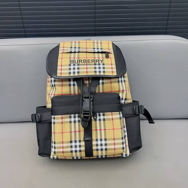 Burberry 巴宝莉 Vintage尼龙布翻盖双肩包 大容量背包 采用精湛镶嵌细工 经典百搭 实物拍摄 原厂原版面料 配送防尘袋 42 X 32 Cm