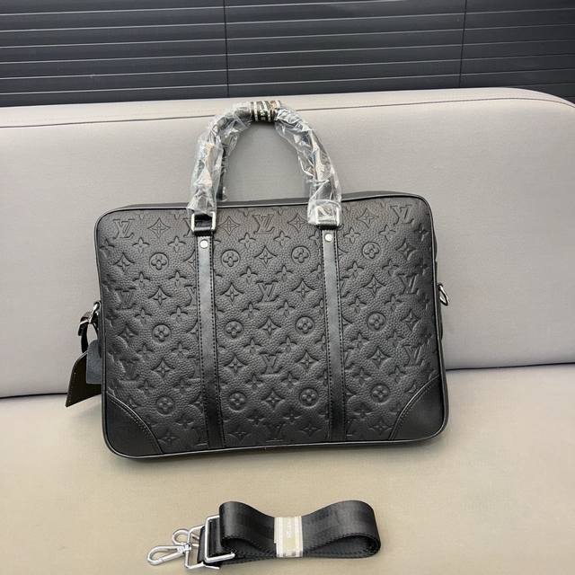 Louisvuitton 路易威登 压花格子牛皮男包公文包 手提包 电脑包 采用精湛镶嵌细工 经典百搭 实物拍摄 原厂原版面料 配送防尘袋 29 X 39 Cm