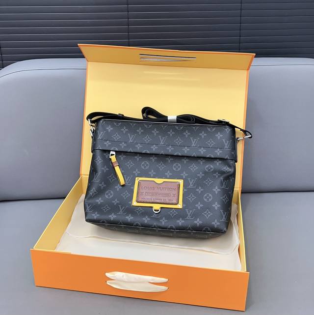 Louisvuitton 路易威登 Besace Zipper 手袋 邮差包 单肩包印花斜挎包 采用精湛镶嵌细工 经典百搭 实物拍摄 原厂原版面料 M45216