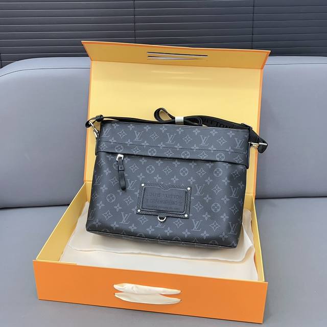 Louisvuitton 路易威登 Besace Zipper 手袋 邮差包 单肩包印花斜挎包 采用精湛镶嵌细工 经典百搭 实物拍摄 原厂原版面料 M45216