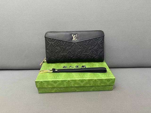 Louisvuitton 路易威登 压花牛皮手拿包 多卡位钱包 手包 采用精湛镶嵌细工 经典百搭 实物拍摄 配送防尘袋 礼盒 21 X 11Cm