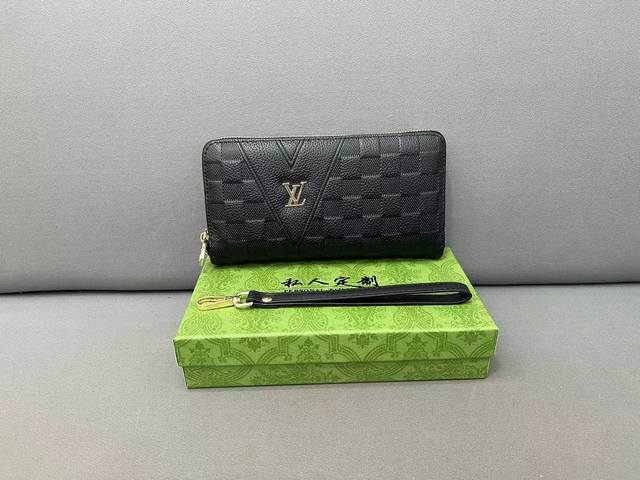 Louisvuitton 路易威登 压花牛皮手拿包 多卡位钱包 手包 采用精湛镶嵌细工 经典百搭 实物拍摄 配送防尘袋 礼盒 21 X 11Cm