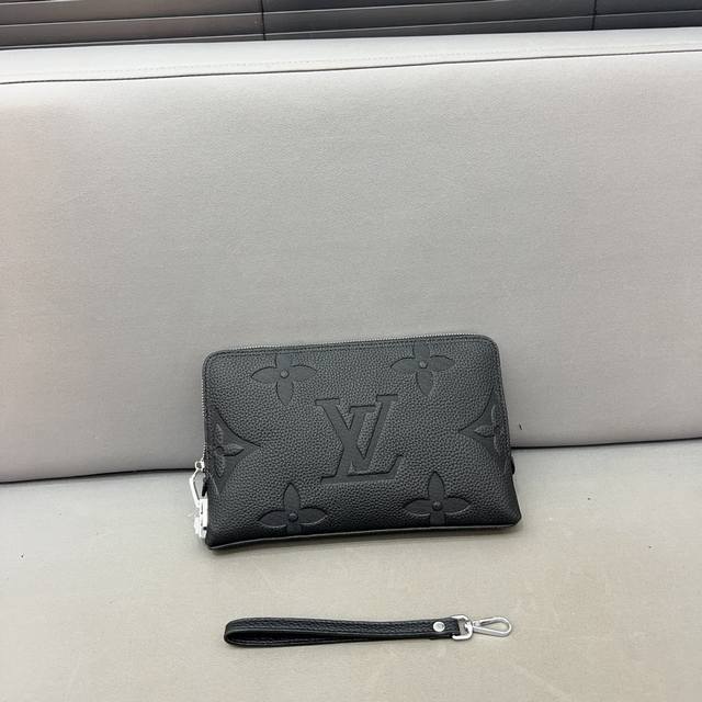 Louisvuitton 路易威登 牛皮密码锁手拿包 采用精湛镶嵌细工 经典百搭 实物拍摄 原厂原版面料 配送防尘袋 26 X 16 Cm