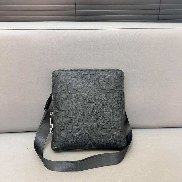 Louisvuitton 路易威登 牛皮男包单肩斜挎包 采用精湛镶嵌细工 经典百搭 实物拍摄 原厂原版面料 配送防尘袋 27 X 23 Cm