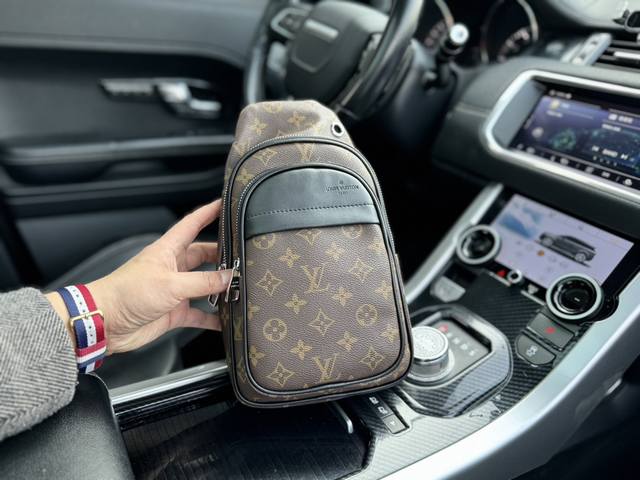 高端货 新款 Louis Vuitton Lv 胸包 路易威登 Duo 老花满印拉链开合 单肩斜挎胸包 男款原厂面料高清五金logo标志 专用里内里 顺滑拉链