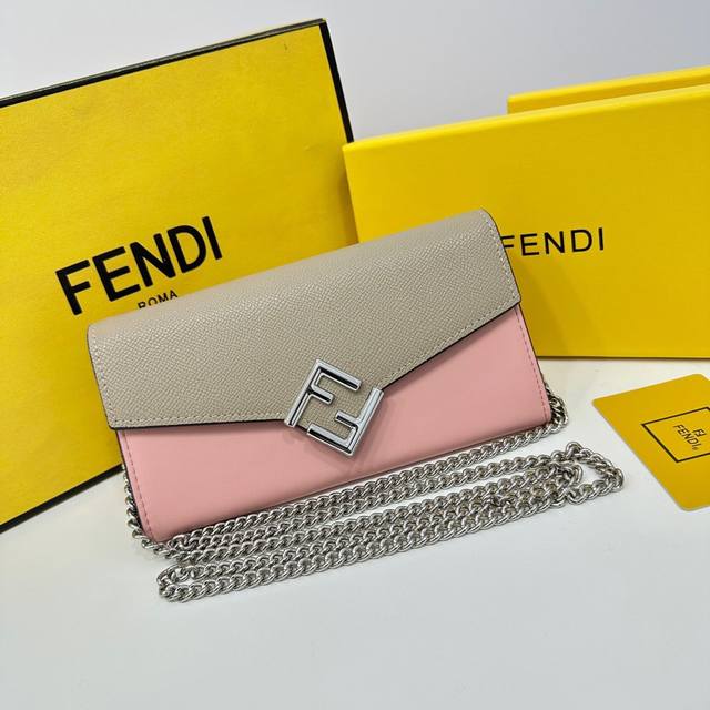 Fendi F09颜色 黑 粉尺尺寸 19*10.5* Fendi 专柜同步 可肩背专柜品质顶级进口牛皮 海外订制钥匙扣五金 做工油边精湛