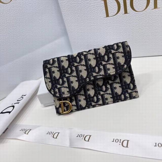 Dior 2383颜色 黑色 尺寸 13*8.5*2.5 Dior 专柜最新款出货 D家新款马鞍小卡包出货 小小一只 能放十几张卡和几张现金 对于现在人来说足够