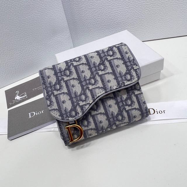 Dior 2381颜色 黑 灰尺寸 11*10*2 专柜秋冬新款火爆登场 采用头层牛皮 做工精致 媲美专柜 多功能小卡包 超级实用