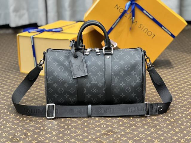 M46655黑花 M22765全皮keepall 35旅行袋，由全新标志性 Monogram Eclipse 帆布裁制而成。自 1930 年以来，Keepall