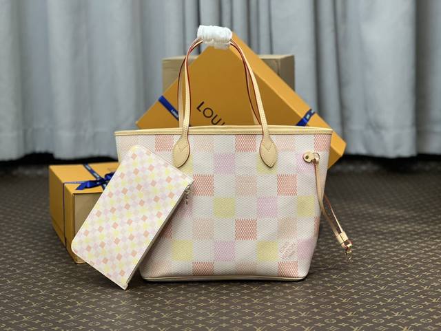 N40668 本款 Neverfull 中号手袋为 Damier Giant 帆布渲染粉彩色调，以相同材质塑造内部的可拆卸拉链零钱袋。放松两侧束带，可令紧凑构型