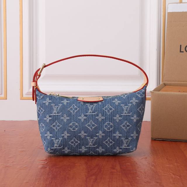 M82949 Hills Pochette 手拿包选用由认证丹宁牛仔棉织就的monogram Denim 帆布，再以砂洗质感烘托利落线条。可调节肩带方便短肩背，