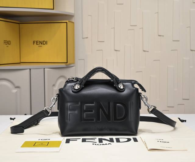 Fendi By The Way 波士顿手提袋意大利小皮制作，简约风烫印字母图案，搭配双手柄和长肩带，手提或单肩，内里宽敞带中隔层。Size 20Cm~型号89