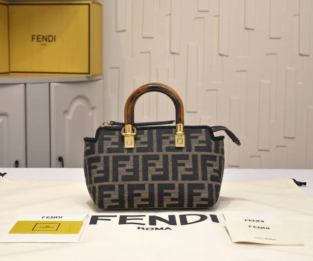 Fendi By The Way 波士顿手提袋意大利小皮制作，简约风烫印字母图案，搭配双手柄和长肩带，手提或单肩，内里宽敞带中隔层。Size 20Cm~型号89