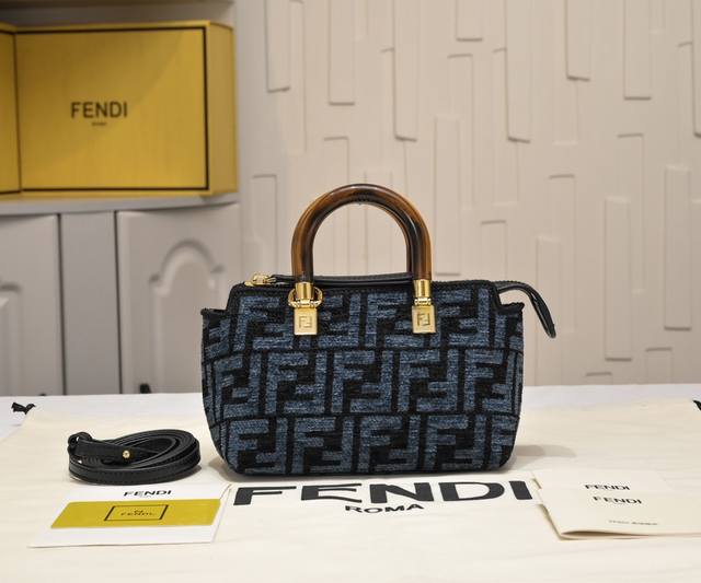 Fendi By The Way 波士顿手提袋意大利小皮制作，简约风烫印字母图案，搭配双手柄和长肩带，手提或单肩，内里宽敞带中隔层。Size 20Cm~型号89