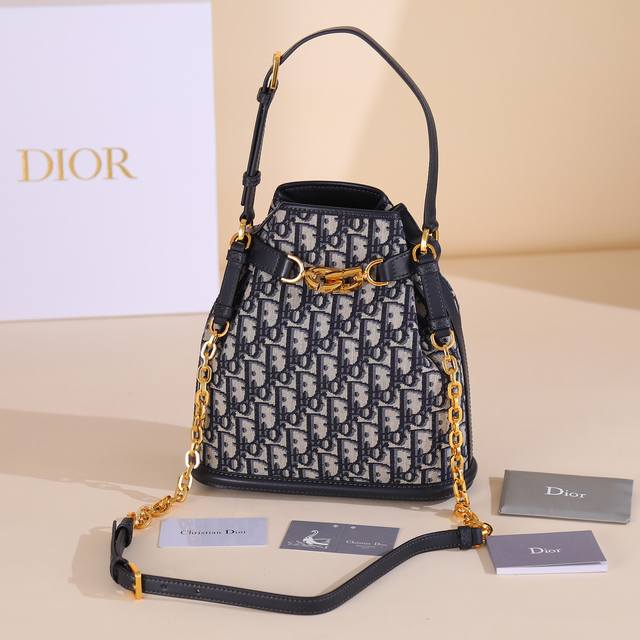 中号 Cest Dior 手袋蓝色 Oblique 印花独家渠道 这款 Cest Dior 手袋是二零二三秋季新品，优雅而经典。饰以蓝色 Oblique