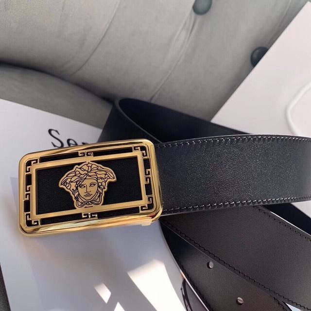 Versace 范思哲 双面原版皮，宽度3.8Cm.创造了一个时尚帝国，代表着一个品牌家族，Versace的时尚产品渗透了生活的每个领域，其鲜明的设计风格，独特