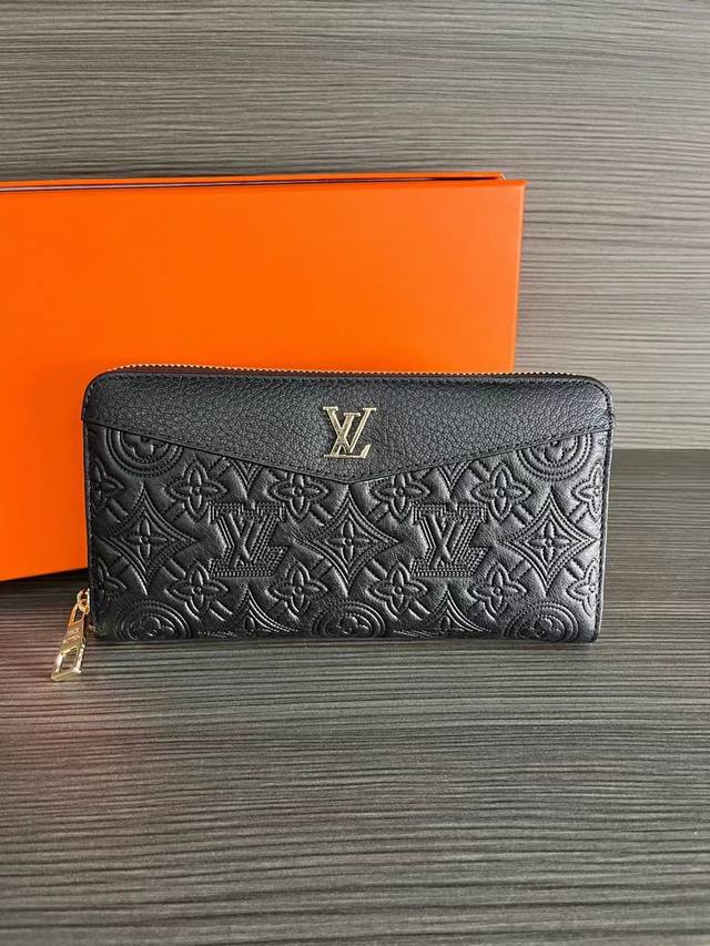 Louis Vuitton 路易威登 男士钱包！专柜同步，原版头层牛皮面料撕印最新款式标志棉布古铜金拉钱，油边做工精细 ，简单大方，时尚霸气，尺寸:21X11X