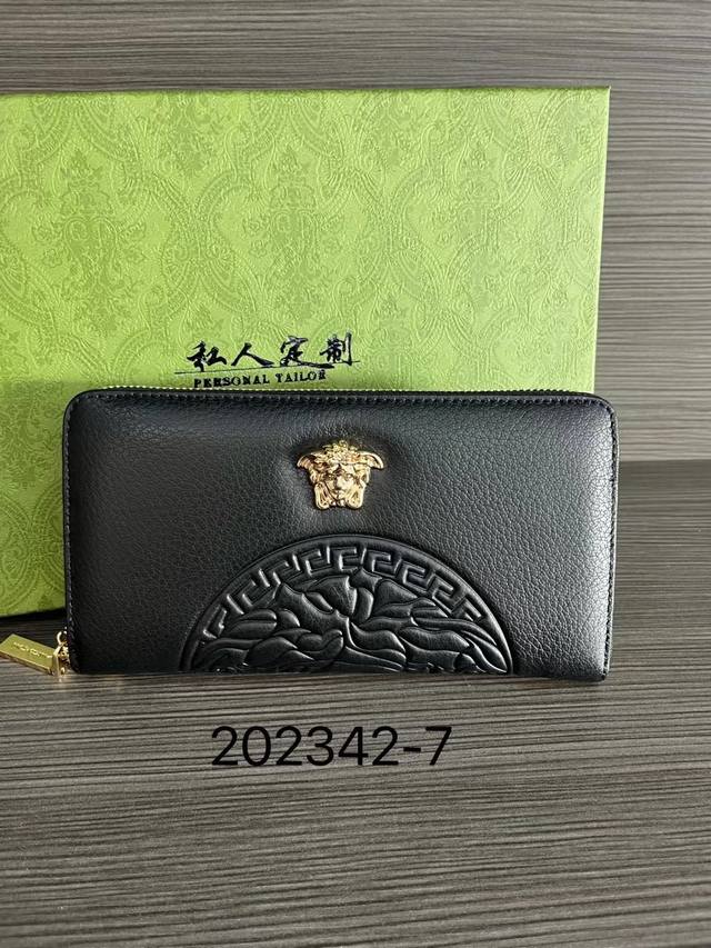 Versace 范思哲 男士钱包！专柜同步，原版头层牛皮面料撕印最新款式标志棉布古铜金拉钱，油边做工精细 ，简单大方，时尚霸气，尺寸:21X11X2.5Cm 礼