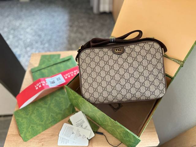 Gucci 古奇 相机包，699439#原单高品质，G家持续更新配色，添加更精致的色调。新配色和色彩组合为品牌标志性单品注入新意，彰显现代格调。这款g家系列背包