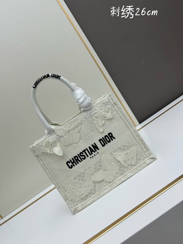 小号刺绣26.5Cm Book Tote 手袋这款 Book Tote 手袋由玛丽亚 嘉茜娅 蔻丽 Maria Grazia Chiuri 诠释，是体现 Dio