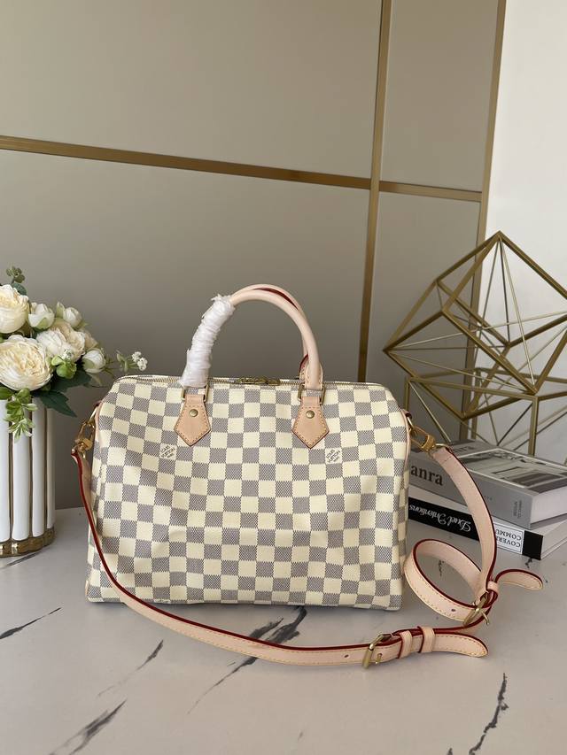 顶级原单 独家实拍 M41112 白格 以标志性 Damier Ebène 帆布制成的 Speedy30 1930专门为旅行者设计 该包无论手提、肩背或斜背，都 - 点击图像关闭