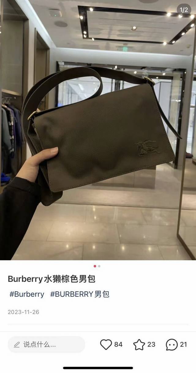 批 ，B家精制斜背包，选用棉质混纺面料打造，灵感源自 Burberry 标志性 Trench 风衣。点缀马术骑士徽标 Ekd 刺绣，包带设有 B 字型扣环。 可