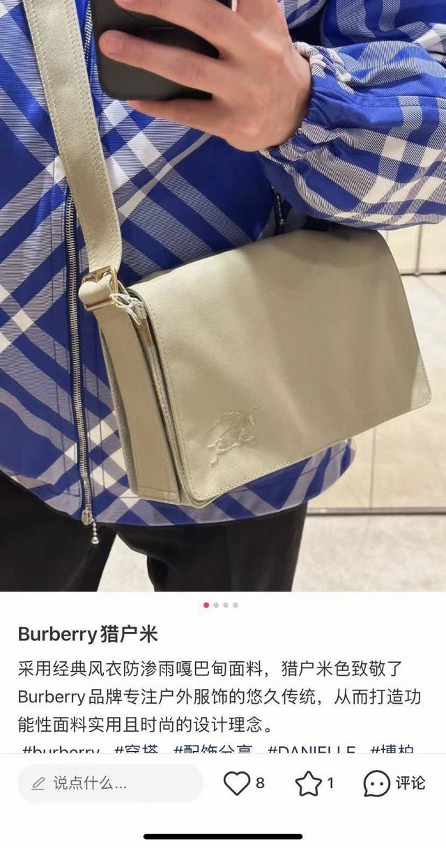 批 ，B家精制斜背包，选用棉质混纺面料打造，灵感源自 Burberry 标志性 Trench 风衣。点缀马术骑士徽标 Ekd 刺绣，包带设有 B 字型扣环。 可