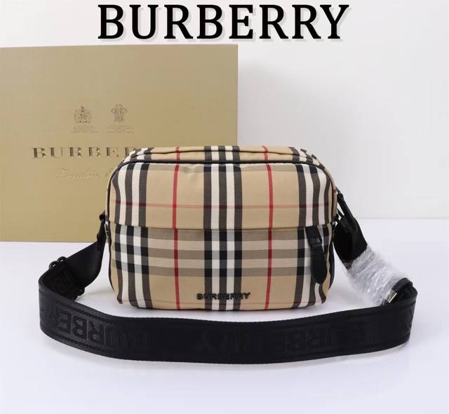 B家活力装饰 Burberry 格纹paddy 包，搭配点缀品牌徽标提花的包带。可调式斜背带.3个卡位.1个拉链外袋；1个外插袋采用磁扣开合.拉链开合.手绘涂漆