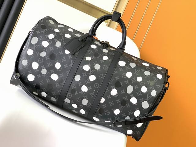 顶级原单m46401 55Cm Lv X Yk Keepall 45 旅行袋出自路易威登 X 草间弥生合作系列，在 Monogram Eclipse 帆布之上描