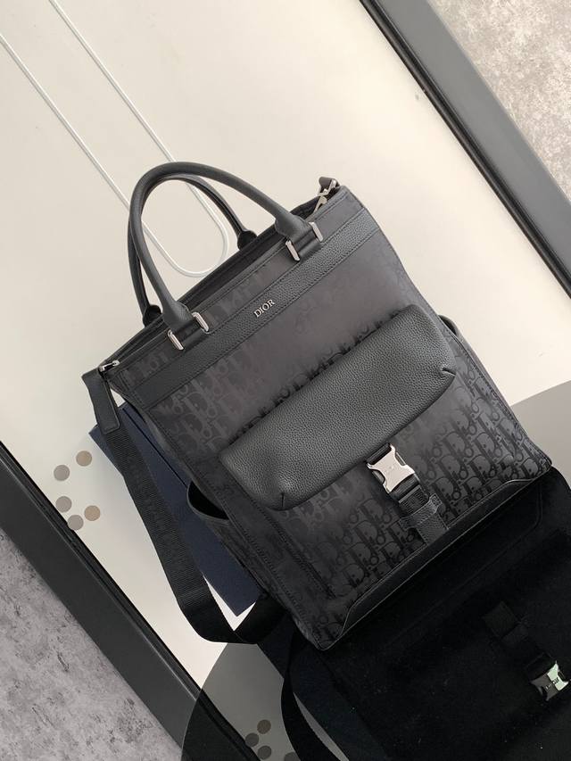 顶级原单dior Explorer系列 通体饰有米色和黑色oblique印花 正面饰有黄铜dior标志 侧面贴边口袋饰有dior补丁 内部饰有“Dior”压花标